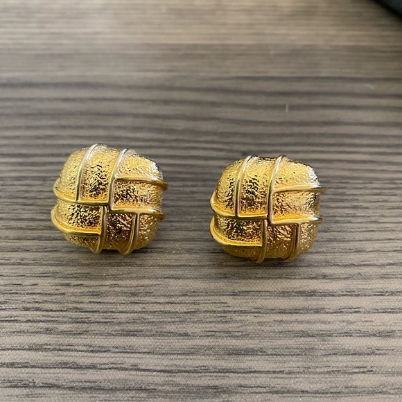 Napier Gold Tone Clip-On Earrings Textured Dome Vintage Style - Picture 5 of 8